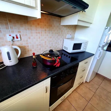 Lovely 2 Bedroom A206, 800m To The Sea פאפוס