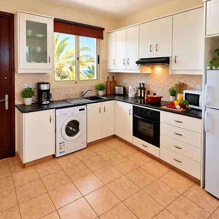 Lovely 2 Bedroom A206, 800m To The Sea Πάφος